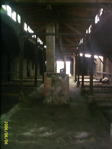 interieure d une baraque en bois de birkenau