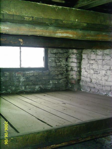 chalit ou dormaient les d�port�s(baraques en pierres)