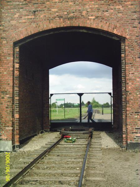 c est par ce porche que sont pass� plusieurs milliers de personnes vou�es � la mort