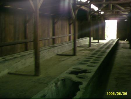 toilettes dans une baraque en bois servant autrefoisd �curies pour l arm�e polonaise