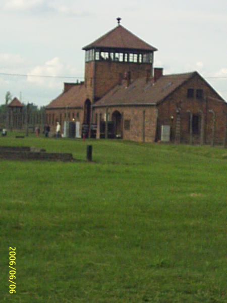 autre vue de l entr�e principale de birkenau