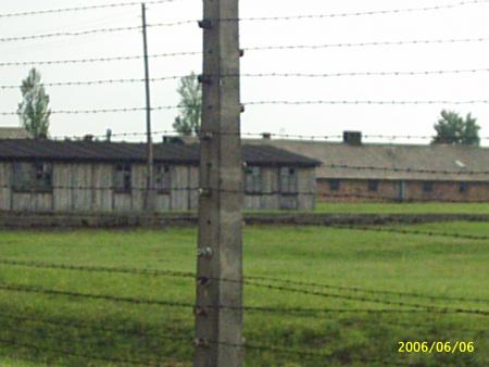 barbel�s s�parant les diff�rents secteurs du camp