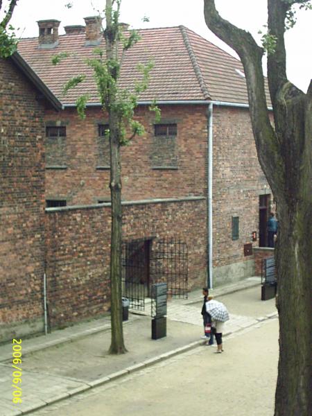 vue de la cour des fusill�s a cot� du bloc11,bloc de la mort