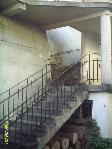 escalier typique d un immeuble du ghetto de cracovie