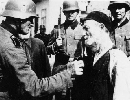 humiliation de juifs en pologne