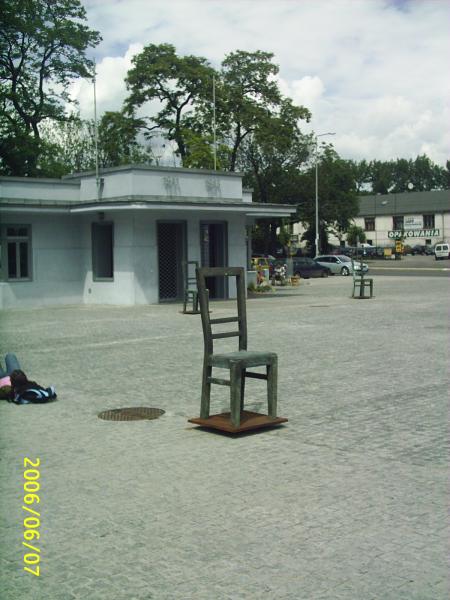 place bohaterow getta,c est sur  cette place qu �taient  regroup� les juifs de cracovie avant leur d�portation vers auschwitz,treblinka ou sobibor