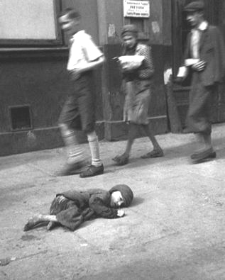 enfant agonisant dans la rue