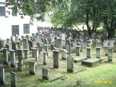 cimeti�re remu'h un des plus ancien et un des rare a ne pas avoir �t� detruit par les nazis