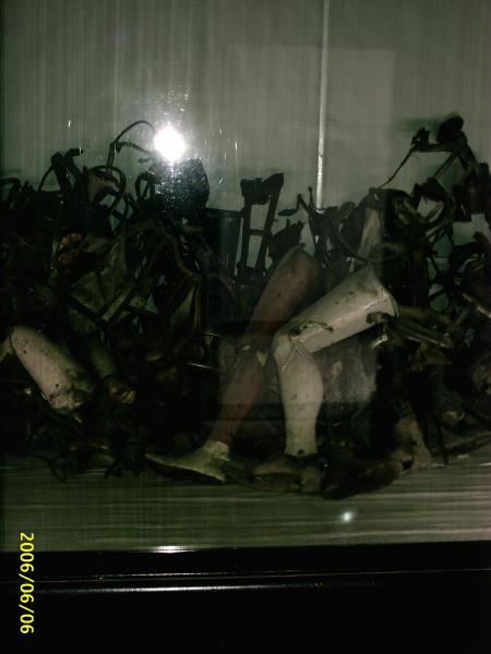 les nazis r�cuperaient tout... meme les proth�ses...