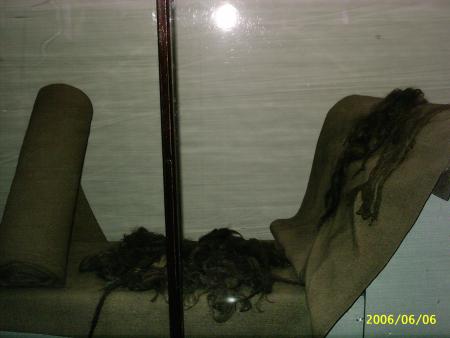 les cheveux des femmes devenaient du tissu