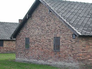 baraque en pierre du camp des femmes de birkenau
