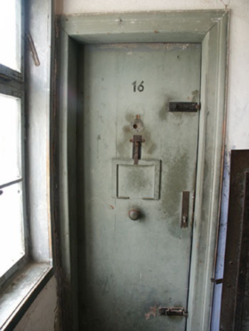 porte dune cellule ... c est pour dire combien les nazis avaient peur de pauvres prisonniers sous aliment�