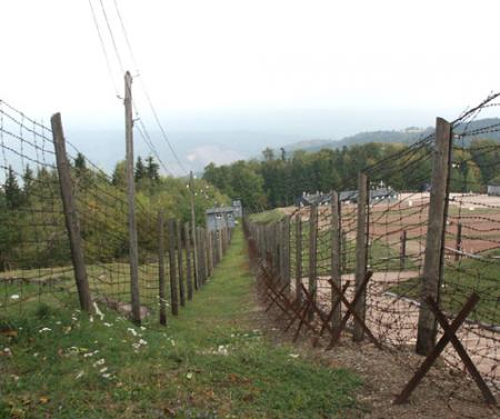 comme tout les autres camps il poss�dait sa double rang�e de barbel�s