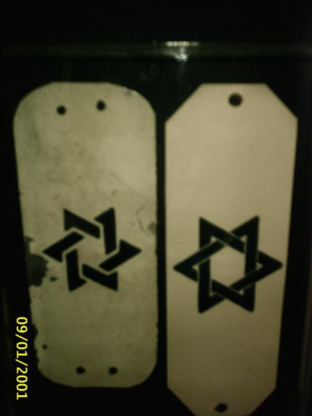 brassards port�s a varsovie d�stin�s a marquer les juifs,toutes personnes de plus de 10 ans avaient l'obligation de porter ce brassard sous peine d'�tre battu voir  tu�