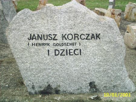 pierre en m�moire au docteur janusz korczak qui dirigeat l'orphelinat juif de varsovie il a perit a treblinka avec plus de 200 enfants 