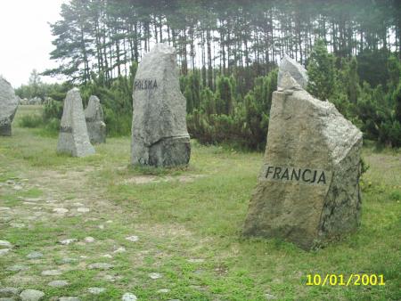 pierres en hommage aux victimes de toutes les nationalit�s ext�rmin�es a treblinka