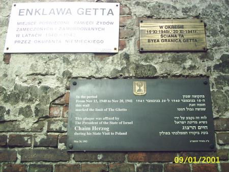 plaques en souvenir des milliers de juifs assassin�s 