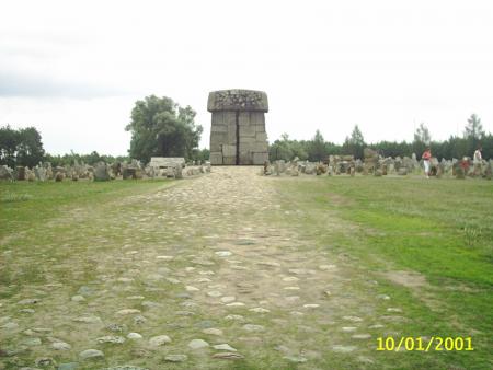 monument com�moratif en hommage aux plus de 800 000 victimes du camp